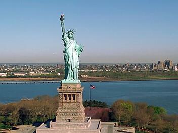Die Freiheitsstatue ist das bekannteste Wahrzeichen der USA. Sie war ein Geschenk Frankreichs, dessen Symbolkraft bis heute nachwirkt.