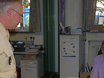 Auch das gehört dazu: Ulrich Bosecker und Silvia Tauss sprechen die Ausschilderung der Parkplätze rund um die Altstadt ab. Foto: Berthold Köhler