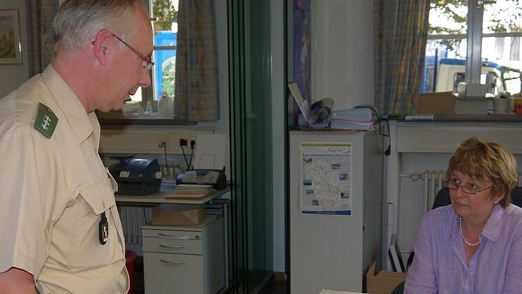 Auch das gehört dazu: Ulrich Bosecker und Silvia Tauss sprechen die Ausschilderung der Parkplätze rund um die Altstadt ab. Foto: Berthold Köhler