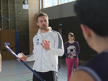 Hockey-Nationalspieler Max Müller gab den Höchstadter Schülern wertvolle Tipps zum Spiel.  Fotos: Michael Gründel