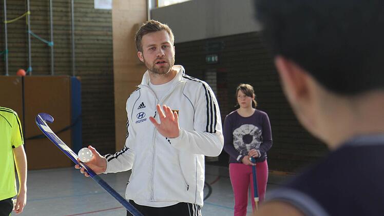 Hockey-Nationalspieler Max Müller gab den Höchstadter Schülern wertvolle Tipps zum Spiel.  Fotos: Michael Gründel