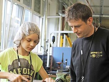 Viel Freude machte die Arbeit an der Werkbank Rebecca Neubauer. Mit im Bild Ausbilder Andreas Neubauer. Foto: Veronika Schadeck