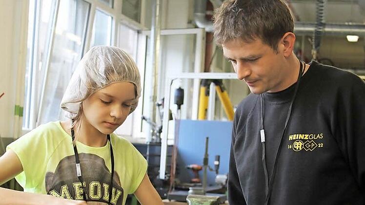 Viel Freude machte die Arbeit an der Werkbank Rebecca Neubauer. Mit im Bild Ausbilder Andreas Neubauer. Foto: Veronika Schadeck