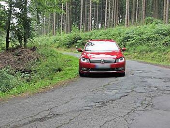 Der Ausbau der Straße zwischen Schauberg in Bayern und Judenbach in Thüringen wird 25 Jahre nach der Grenzöffnung in Angriff genommen.   Foto: Veronika Schadeck