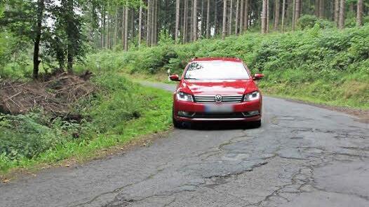 Der Ausbau der Straße zwischen Schauberg in Bayern und Judenbach in Thüringen wird 25 Jahre nach der Grenzöffnung in Angriff genommen.   Foto: Veronika Schadeck