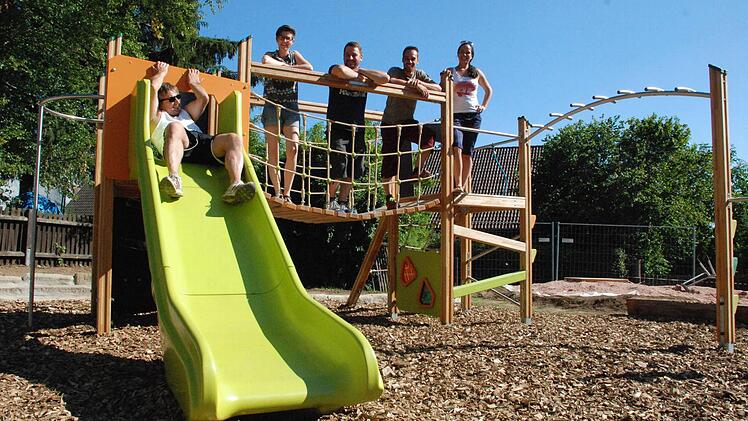 Mit Spaß und Elan haben die Väter und Mütter den Spielplatz neu gestaltet. Foto: Christiane Lehmann