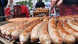 Ein Grillhersteller sucht das beste Bratwurstrezept.  Foto: Daniel Karmann/Archiv/dpa
