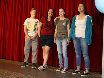 Auch die neue Schulkleidung wurde im Rahmen des Schulfestes präsentiert. Blusen, Shirts, Jacken, Hosen - alles gibt es in vielen Farben, mit Schullogo bestickt und aus fairem Handel. Denn die Wallburg-Realschule ist eine Fairtrade-Schule.
