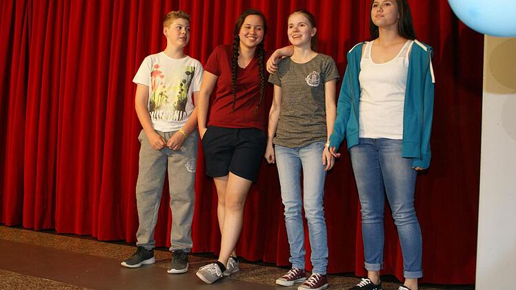 Auch die neue Schulkleidung wurde im Rahmen des Schulfestes präsentiert. Blusen, Shirts, Jacken, Hosen - alles gibt es in vielen Farben, mit Schullogo bestickt und aus fairem Handel. Denn die Wallburg-Realschule ist eine Fairtrade-Schule.