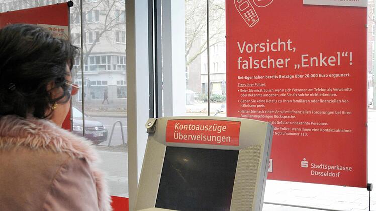 Die Täter gaben vor, dem Enkel das dringend benötigte Geld zu übergeben. Symbolbild: Horst Ossinger/dpa