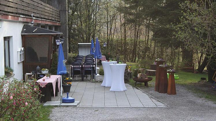 Im Hotel Rennsteig in Steinbach am Wald gibt es nicht nur eine vorzügliche Küche, sondern auch einen gemütlichen Biergarten. Dieser eignet sich auch hervorragend für Familien, da sich gleich daneben Kinder auf dem Spielplatz austoben können.