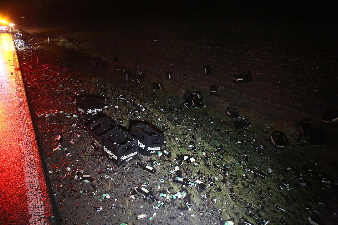 Oberfranken: Bierlaster verliert Ladung auf B173