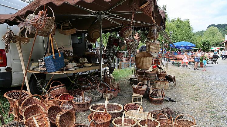 Zahlreiche Handwerker bieten auch heuer wieder ihre Waren beim Museumsinselfest an und lassen sich bei ihren Arbeiten &uuml;ber die Schulter sehen. Stadt Hammelburg/ Jochen Vogler
