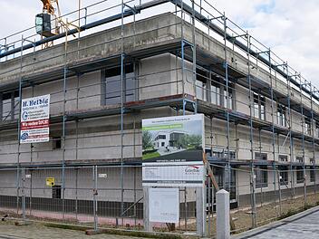 Die Fenster sind schon drin im neuen Ärztehaus in Scheßlitz.  Fotos: Udo Billen