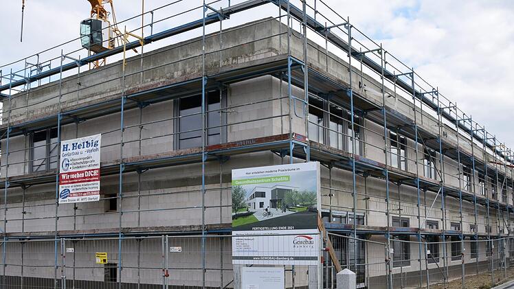 Die Fenster sind schon drin im neuen Ärztehaus in Scheßlitz.  Fotos: Udo Billen