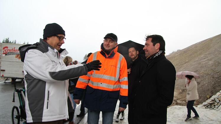 Bürgermeister Roland Wolfrum sowie  Jan Oertel und Abteilungsleiter Philip Wagner vom Staatlichen Bauamt (von links) im Gespräch.