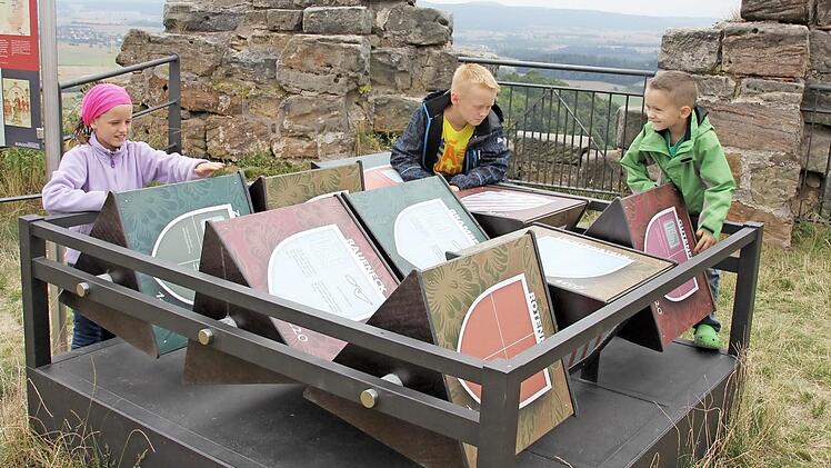 Sarah (10), Hannes (10) und Emil (7) entdeckten auf der Ruine Altenstein Abenteuer und Geschichte(n). Fotos: Ralf Kestel