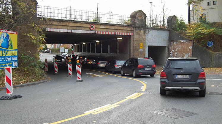 Die nächste Sperrung! Im Berufsverkehr kam es am Dienstag in der Callenberger Straße zu erheblichen Rückstaus. Fotos: Oliver Schmidt