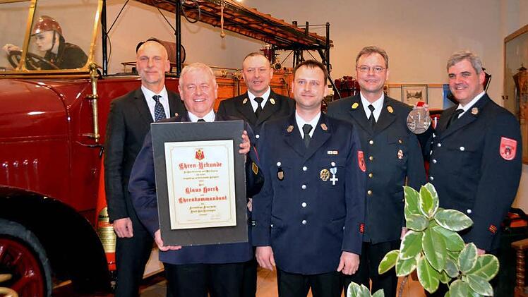 Das Dienstaltersabzeichen für 25 Jahre erhielt bei der Jahreshauptversammlung der Freiwilligen Feuerwehr Bad Kissingen Thomas Back, seit 40 Jahren sind in der Feuerwehr Harald Albert und Ludwig Hergenröther. Klaus Horch wurde zum Ehrenkommandanten ernannt. Das Bild zeigt (von links) OB Kay Blankenburg, Ehrenkommandant Klaus Horch, Ludwig Hergenröther,Thomas Back sowie Kommandant Harald Albert, jetzt Hauptbrandmeister, und sein Stellvertreter Michael Wolf, jetzt Oberbrandmeister. Fotos: Peter ...