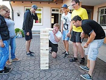 Alle Spiele, die auf dem Zeltlager der Ministranten des Oberen Sinngrundes gespielt werden, durchlaufen einen Test durch die Leiterrundenmitglieder. Foto: Evelyn Schneider