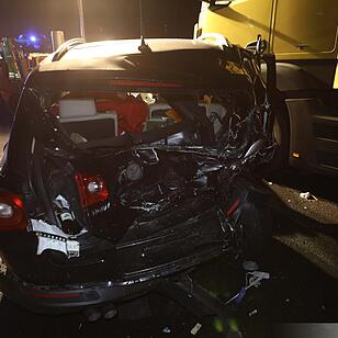Kleintransporter prallt auf A9 auf Stauende – Ein Toter, ein Schwerverletzter