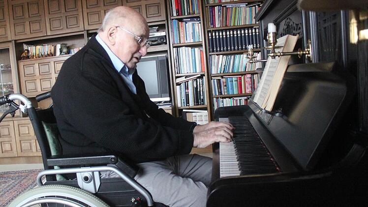 Musik macht Alfred Meixner noch immer gern; mit seinem Rollstuhl fährt er ans Klavier, um zu spielen und dazu zu singen. Foto: Matthias Einwag