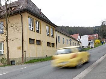Oft sind Autofahrer am Hasenbergzentrum in Ebermannstadt zu schnell unterwegs. Eine Querungshilfe soll hier mehr Sicherheit bringen.  Foto: J. Hofbauer