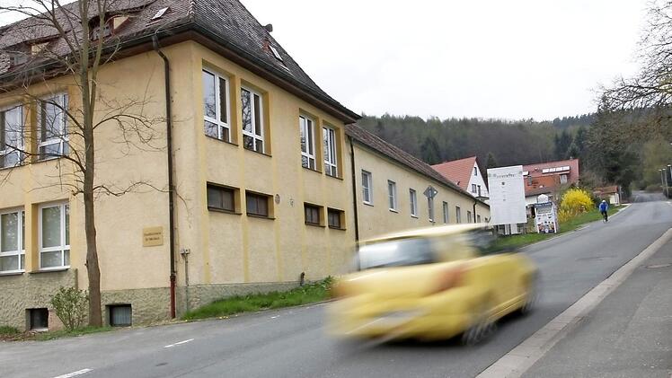 Oft sind Autofahrer am Hasenbergzentrum in Ebermannstadt zu schnell unterwegs. Eine Querungshilfe soll hier mehr Sicherheit bringen.  Foto: J. Hofbauer