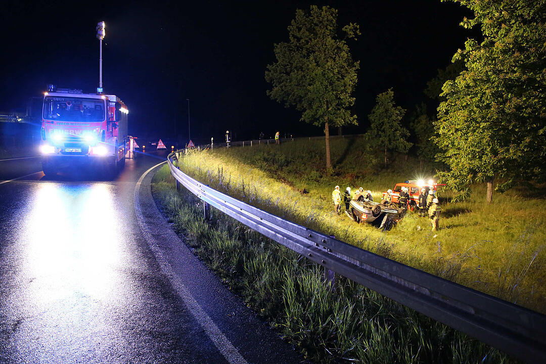 Auto kommt bei Hof von B15 ab