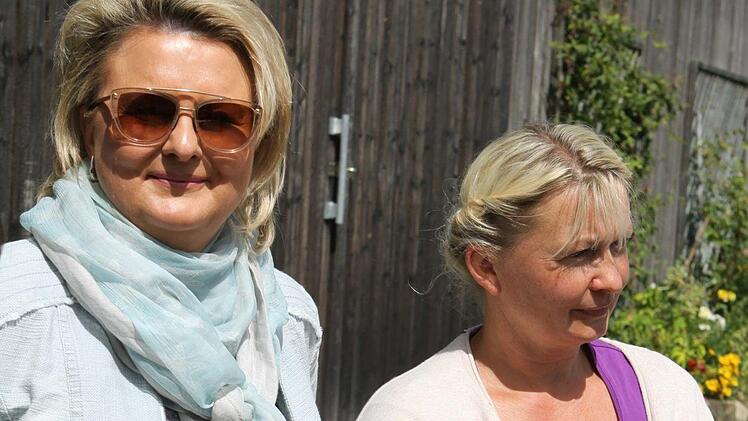 Sylvia Tauber (links) aus Wildenberg und Heike Vogl aus Gärtenroth schließen mit ihren Häusern von verschiedenen Seiten an den Windanlagen an. Den Lärm in der Nacht beschreiben sie als nicht hinnehmbar. Foto: Michael Wunder