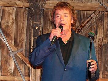 Mit fast 80 noch so ein Programm: Tony Marshall gab bei seinem Auftritt in Neuhaus alles.  Fotos: Johanna Blum