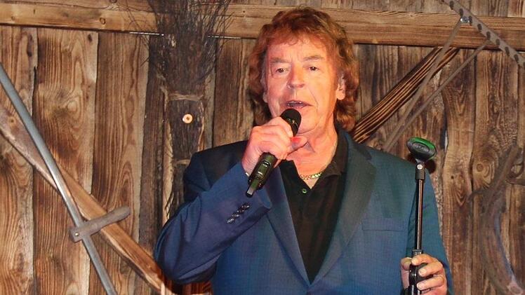 Mit fast 80 noch so ein Programm: Tony Marshall gab bei seinem Auftritt in Neuhaus alles.  Fotos: Johanna Blum