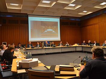 Stadtratsdebatte im holzvertäfelten (alten) Sitzungssaal über das neue Rathaus. Auch die Gestaltung des künftigen Ratssaals (siehe Fotobeispiel auf der Leinwand) war Thema. Beschlossen wurden jetzt lediglich die Materialien. Über die Ausgestaltung wird noch zu reden sein.  Foto: Bernhard Panzer