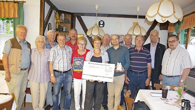 Der Nichtraucher-Kartclub Ottendorf spendete 500 Euro f&uuml;r die Kinderfreizeit des evang.-luth. Dekanats Kronach-Ludwigsstadt. Das Geldwurde von Beate Schmitt (Mitte) und Jugendreferent Sascha Fritsche (F&uuml;nfter von rechts) entgegengenommen. Lob hierf&uuml;r gab es auch von B&uuml;rgermeister Timo Ehrhardt (Zweiter von rechts).  Foto: Heike Sch&uuml;lein