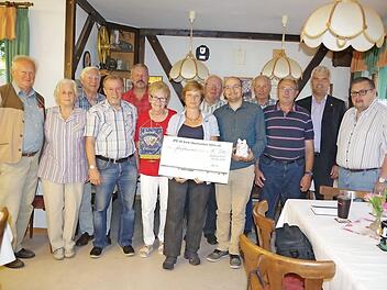 Der Nichtraucher-Kartclub Ottendorf spendete 500 Euro für die Kinderfreizeit des evang.-luth. Dekanats Kronach-Ludwigsstadt. Das Geldwurde von Beate Schmitt (Mitte) und Jugendreferent Sascha Fritsche (Fünfter von rechts) entgegengenommen. Lob hierfür gab es auch von Bürgermeister Timo Ehrhardt (Zweiter von rechts).  Foto: Heike Schülein