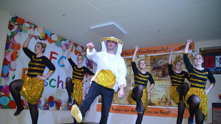 Bienen mit Imker. Foto: Annette Warmuth