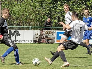 Der Freienfelser Mario Tasca kommt einen Schritt gegen den Kleukheimer Torhüter Alexander Gaar zu spät. Foto: Hartmut Klamm