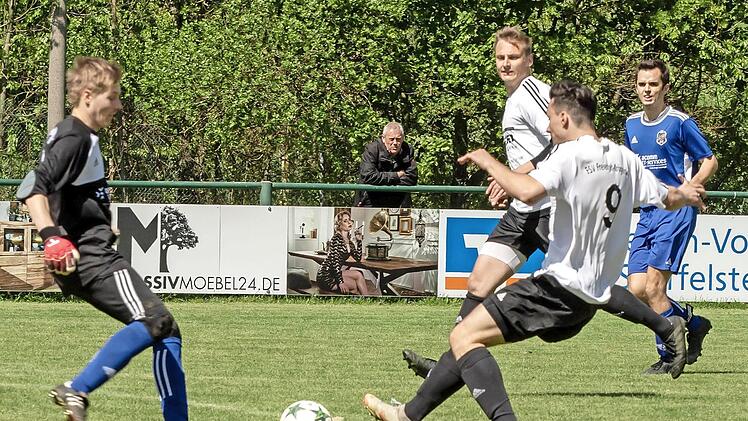 Der Freienfelser Mario Tasca kommt einen Schritt gegen den Kleukheimer Torhüter Alexander Gaar zu spät. Foto: Hartmut Klamm