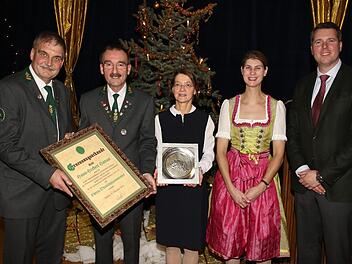 Eine ganz besondere Ehrung für Hans-Herbert Hartan: (von links): 1. Schützenmeister Stefan Stahl, Ehrenoberschützenmeister Hans-Herbert Hartan, Andrea Hartan, Stephanie Prinzessin von Sachsen-Coburg und Gotha und Prinz Hubert von Sachsen-Coburg und Gotha.  Foto: Wolfgang Desombre