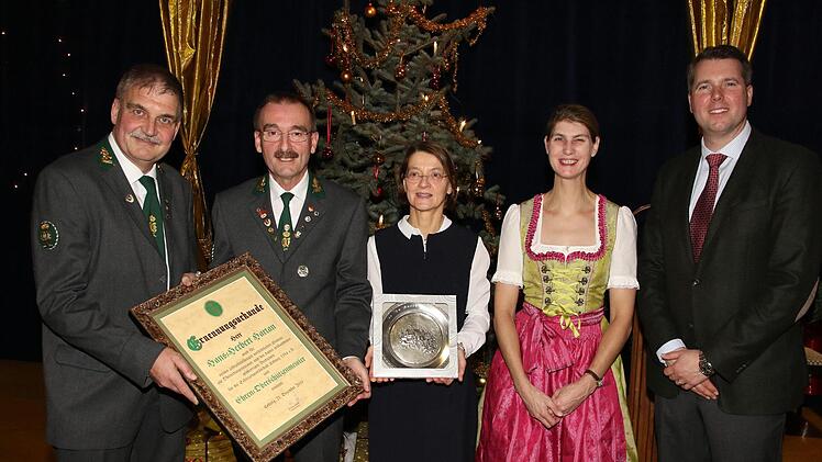 Eine ganz besondere Ehrung für Hans-Herbert Hartan: (von links): 1. Schützenmeister Stefan Stahl, Ehrenoberschützenmeister Hans-Herbert Hartan, Andrea Hartan, Stephanie Prinzessin von Sachsen-Coburg und Gotha und Prinz Hubert von Sachsen-Coburg und Gotha.  Foto: Wolfgang Desombre