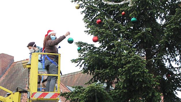 Ein ganzes Team schm&uuml;ckt den Weihnachtsbaum am H&ouml;chstadter Marktplatz.  Foto: Andreas Dorsch