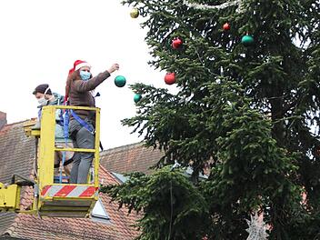 Ein ganzes Team schmückt den Weihnachtsbaum am Höchstadter Marktplatz.  Foto: Andreas Dorsch