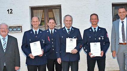 Staatliche Ehrungen bei der Feuerwehr Eichenb&uuml;hl f&uuml;r langj&auml;hrige Dienstzeit. Von links Bernd Steger (Landratsstellvertreter), Michael Schubert, KBM Markus Reischl, Erster Kommandant Werner Murrmann, Zweiter Kommandant Manuel Schubert und B&uuml;rgermei...