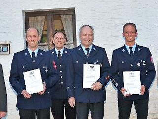 Staatliche Ehrungen bei der Feuerwehr Eichenb&uuml;hl f&uuml;r langj&auml;hrige Dienstzeit. Von links Bernd Steger (Landratsstellvertreter), Michael Schubert, KBM Markus Reischl, Erster Kommandant Werner Murrmann, Zweiter Kommandant Manuel Schubert und B&uuml;rgermei...