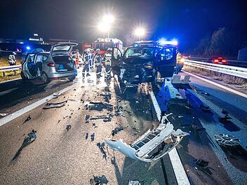 Hallstadt: Unfall auf der A70 durch Frontalzusammensto&szlig; - Fahrbahn komplett gesperrt