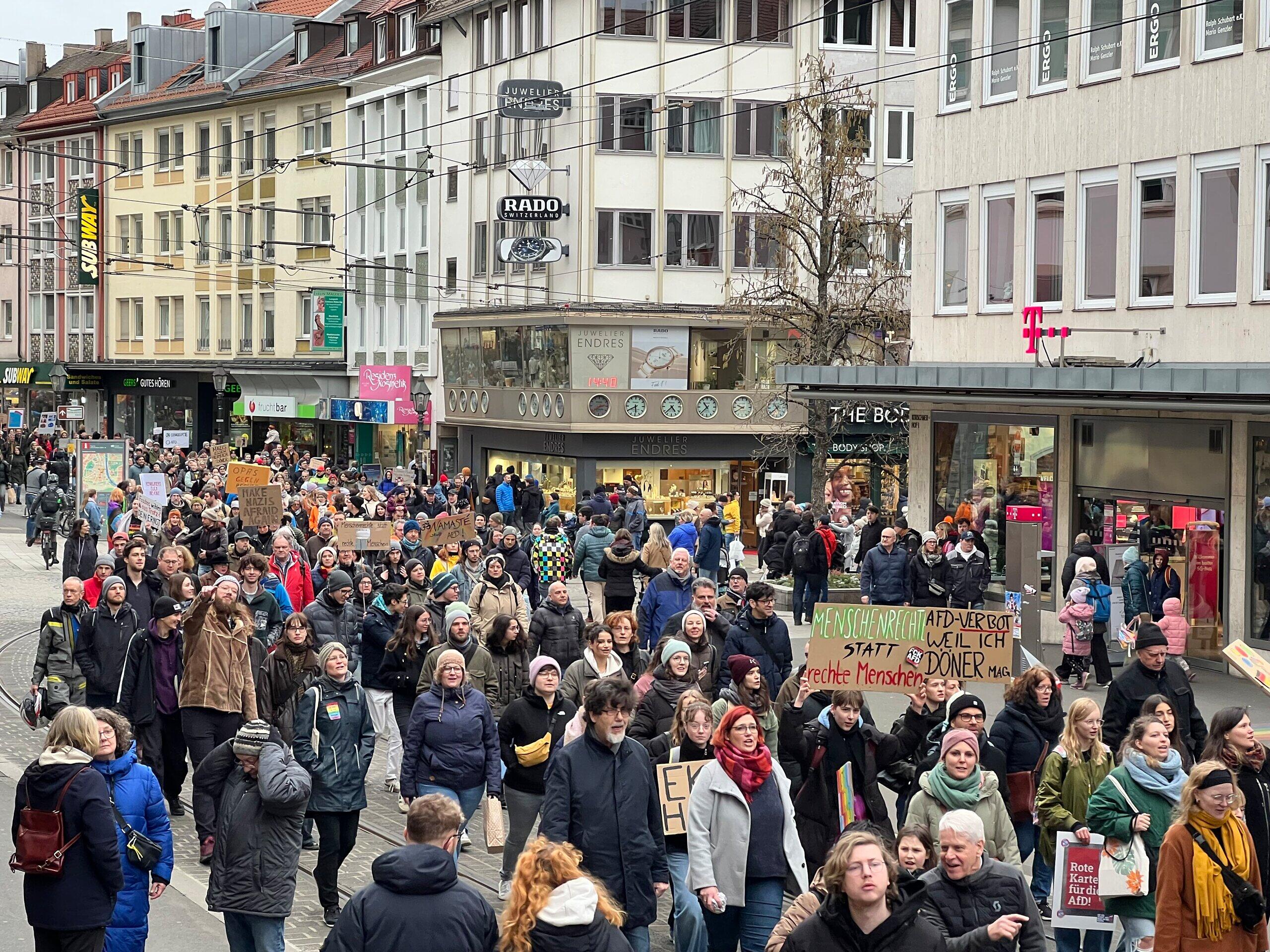 Würzburg Rund 5000 Teilnehmer bei Demo gegen AfD Mann nach Hitlergruß festgenommen