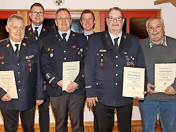 Zahlreiche Ehrungen bildeten einen wichtigen Punkt bei der Hauptversammlung der Feuerwehr Rossach.