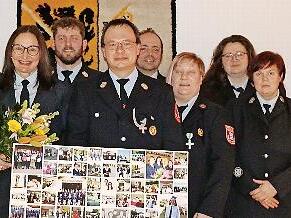 Der neue Vorstand der Feuerwehr Schlackenreuth mit (von links) Kreisbrandrat Thomas Hoffmann und Bürgermeister Christian Ruppert sowie Kreisbrandinspektor Yves Wächter (rechts). 