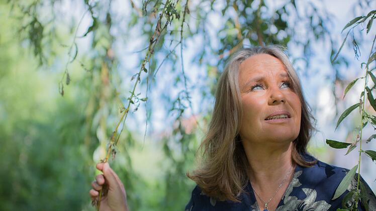 Marie Theres Relin, Schauspielerin wie ihre Mutter Maria Schell und ihr Onkel Maximilian wurde ein Leben lang immer nur im Zusammenhang mit diesen beiden genannt. Als sie den Theaterautor Franx Xaver Kroetz heiratete, war sie wiederum die Frau "von" jemandem.
