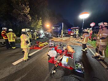 Autofahrer nach Lkw-Kollision im Kreis Lichtenfels schwer verletzt - Vollsperrung der B173
